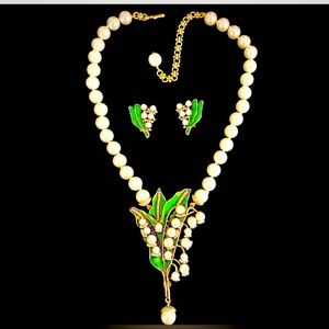 Heidi Daus “LUCK O”The IRIS”…Elegant Pearl and Green Leaf Jewelry Set